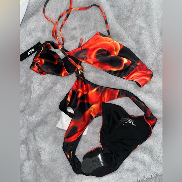 New Sexy One-Piece 🔥 ALT SWIM - Picture 5 of 6